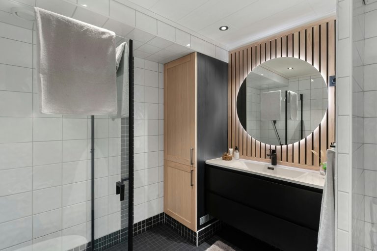 Sonni Spiegelschrank mit Beleuchtung – Licht und Stauraum perfekt kombiniert